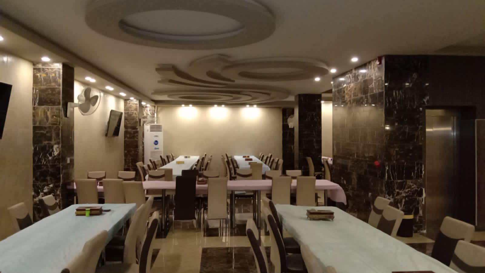 سالن غذا خوری هتل طوی