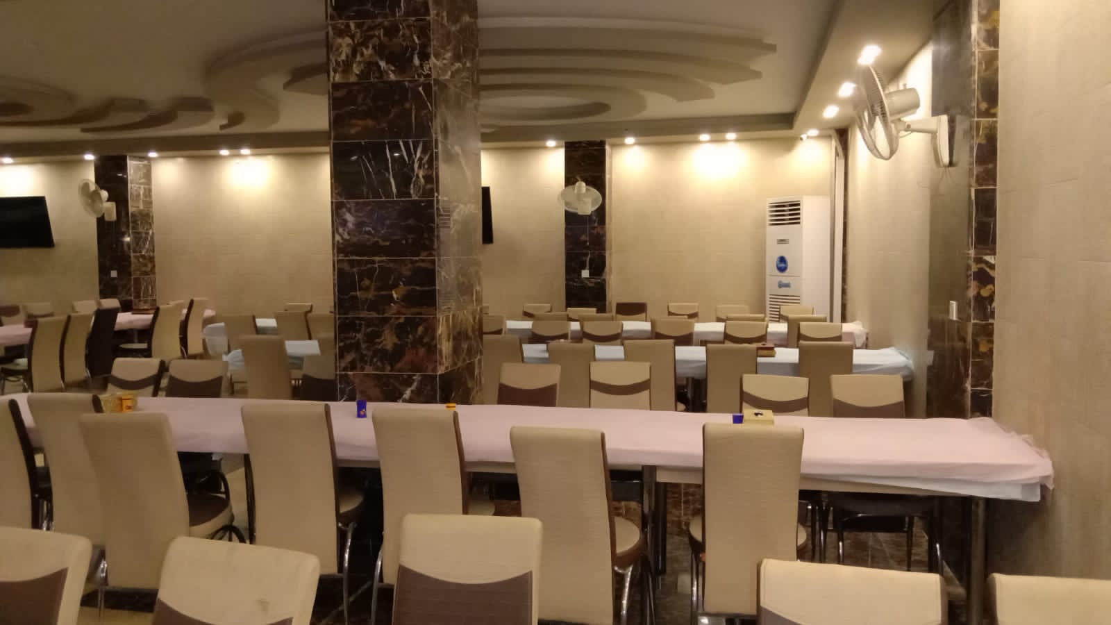 سالن غذا خوری هتل طوی