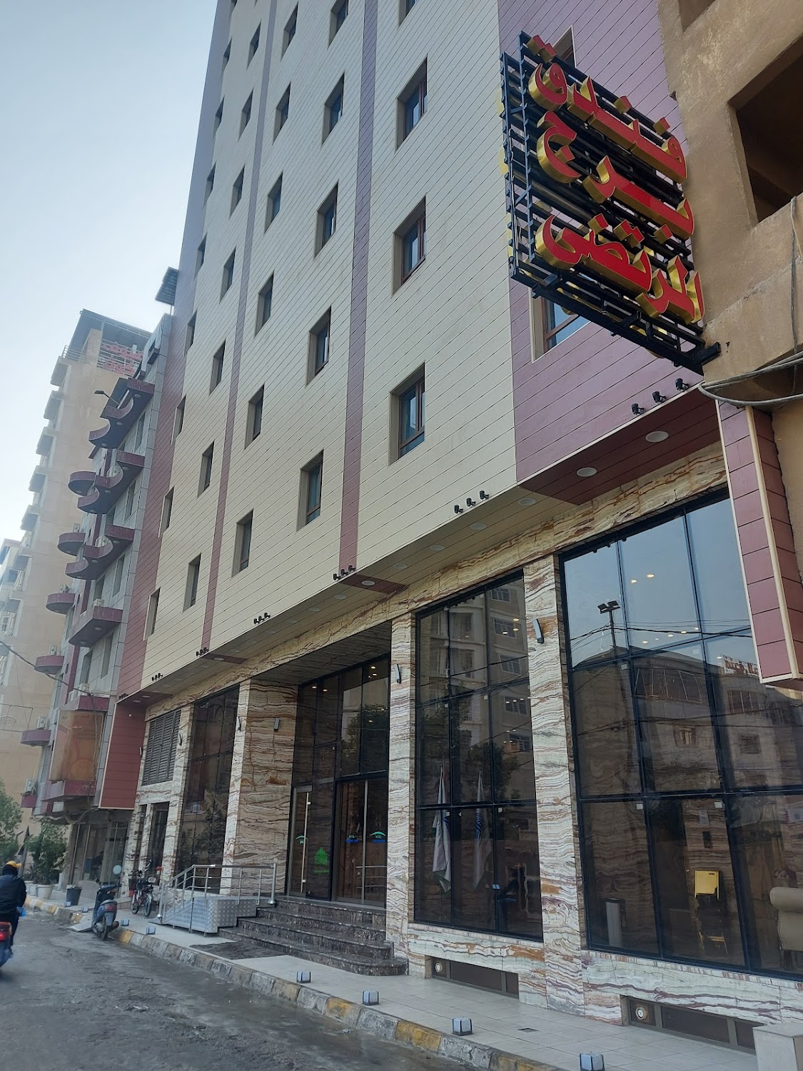 نمای بیرونی هتل برج المرتضی